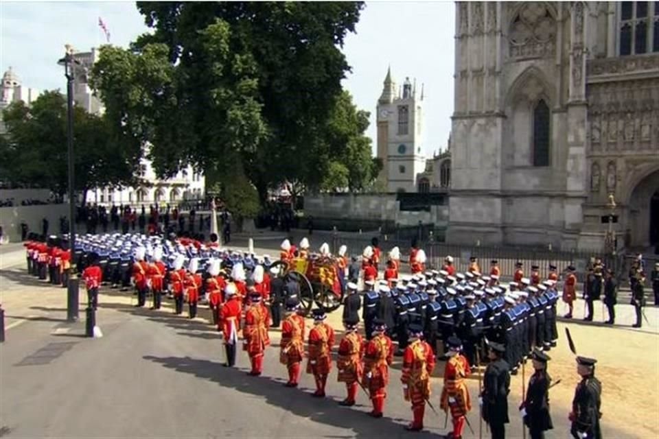 El ataúd de la Reina comienza su camino hacia el Arco de Wellington, desde donde irá en carroza al Castillo de Windsor.