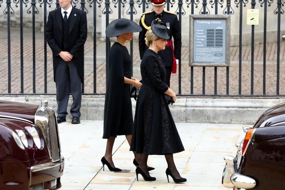 Meghan Markle, esposa del Príncipe Enrique, acaparó las miradas en la Abadía de Westminster al participar en el funeral de la Reina.
