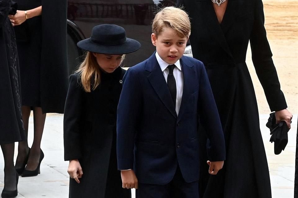 El Príncipe Jorge y la Princesa Carlota, hijos de los Príncipes de Gales, asistieron al funeral de su bisabuela, la Reina Isabel II.