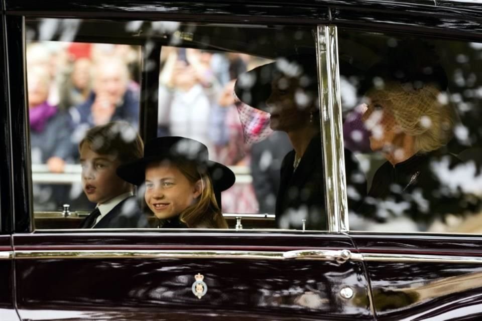 Así arribaron el Príncipe Jorge y la Princesa Carlota al funeral de su bisabuela.
