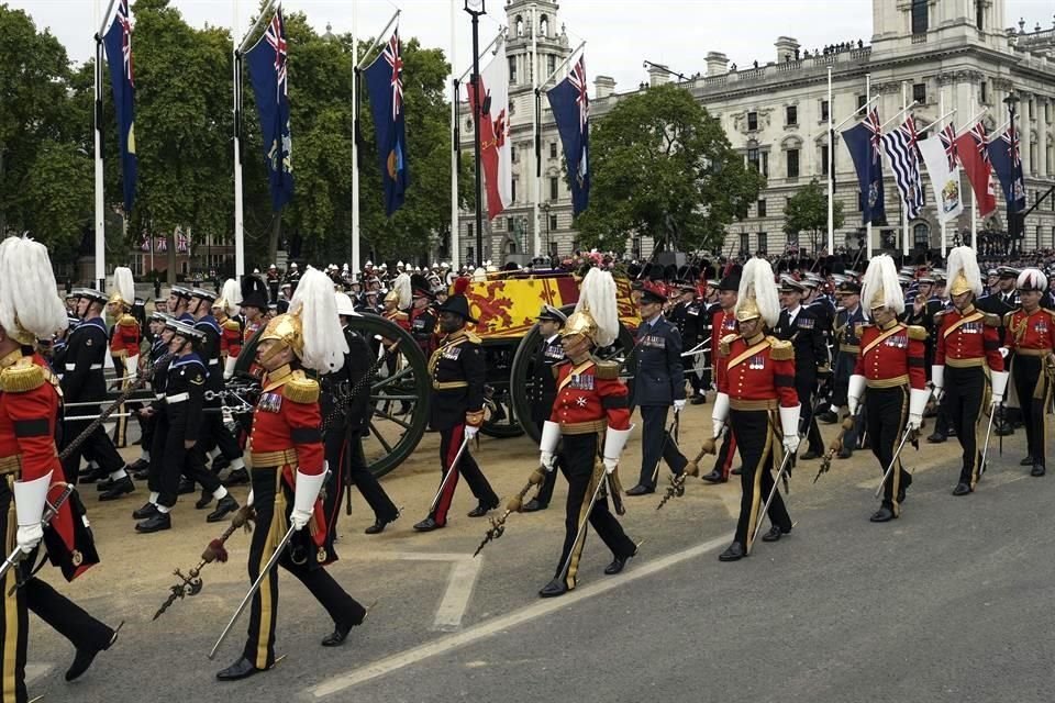 El ataúd de Isabel II es llevado por las calles de Londres hasta el Arco de Wellington.