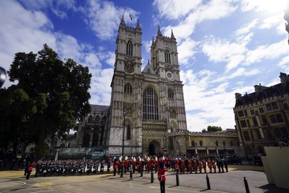 El ataúd de la Reina Isabel es retirado de la Abadía de Westminster.