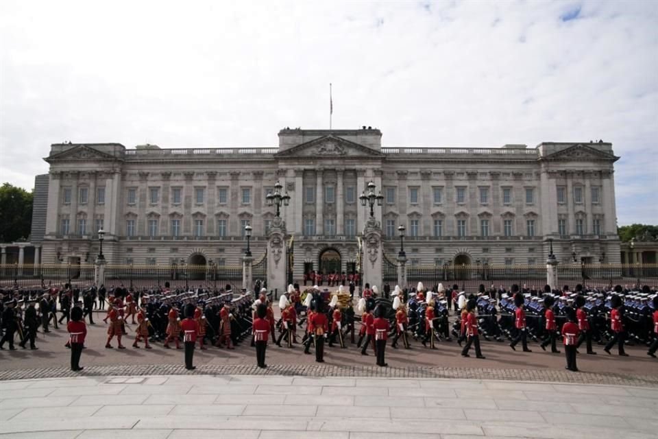 Los restos de Isabel II pasaron por última vez por el Palacio de Buckingham.