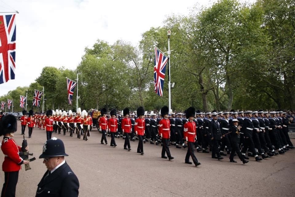 La procesión del ataúd en el centro de Londres este lunes.