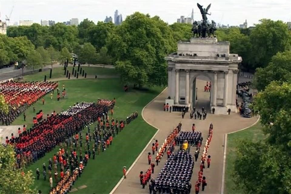 La procesión en su llegada al Arco de Wellington, desde donde el ataúd será trasladado en coche a Windsor.