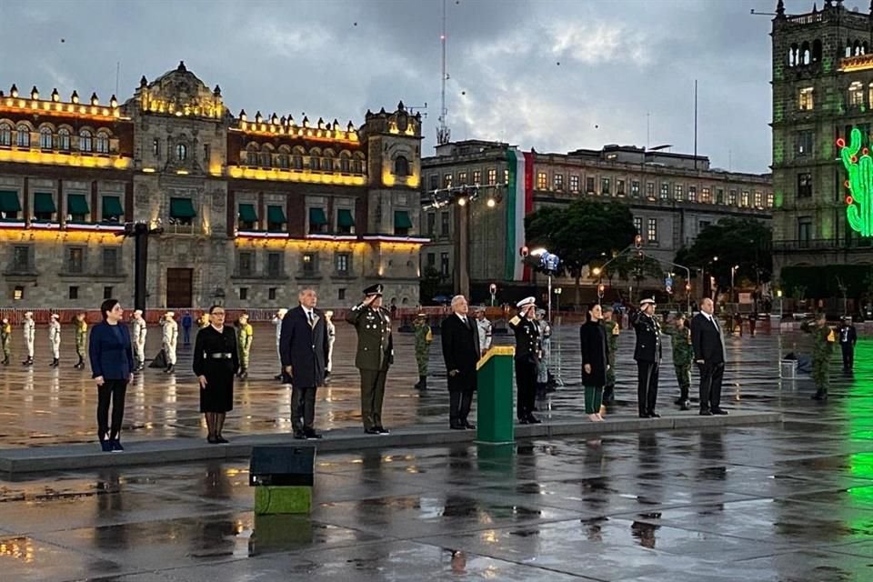 El Presidente estuvo acompañado por los jefes de las Fuerzas Armadas.