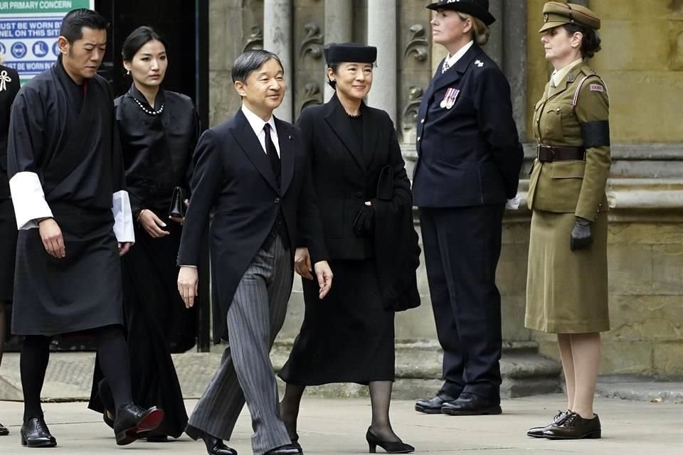El emperador Naruhito, <br> y la empreratriz Masako de Japón, al llegar al servicio del funeral de Isabel II.