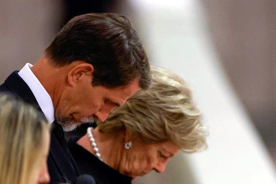 La Reina Anne-Marie, el Príncipe heredero Pavlos y la Princesa heredera Marie-Chantal de Grecia también asistieron al funeral.