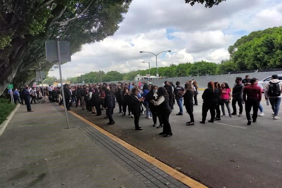 Decenas de personas fueron evacuadas en un centro comercial de la Colonia La Calma.