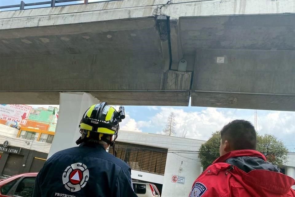 El Alcalde de Cuajimalpa, Adrián Ruvalcaba, informó que el puente del Yaqui permanecerá cerrado hasta determinar si hay daño estructural.