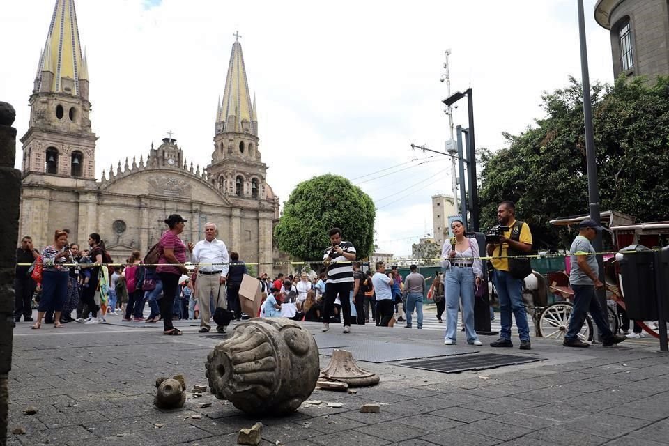 Del Templo de Nuestra Señora de la Merced, en el centro de Guadalajara, se desprendió un florete de cantera por el sismo.