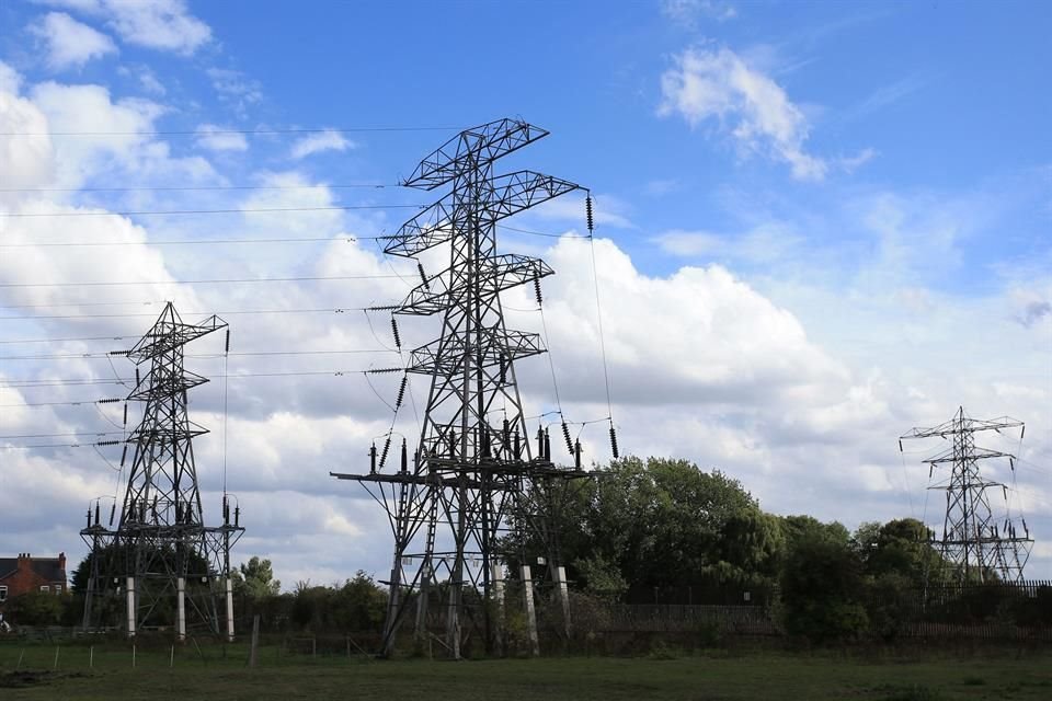 Es necesario que se garantice a las empresas que llegan al País el suministro eléctrico.