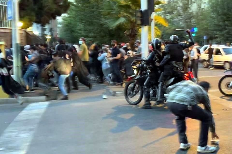 La Policía golpea a manifestantes en Teherán el 19 de septiembre.