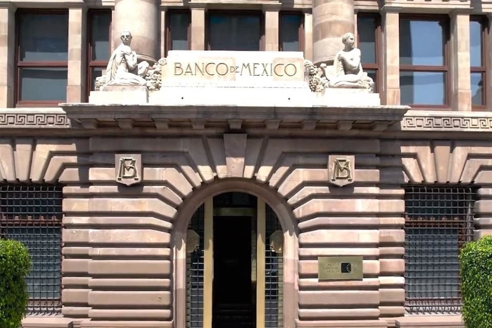 El Banco de México mantiene la posibilidad de recortar 0.50 por ciento a su tasa de referencia en la siguiente reunión.