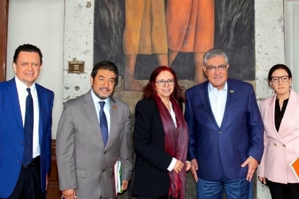 El encuentro se llevó a cabo en la SEP y participaron José Nieves, Francisco González y Silvia Luna, integrantes del SNTE, además de la maestra Leticia Ramírez y el maestro Alfonso