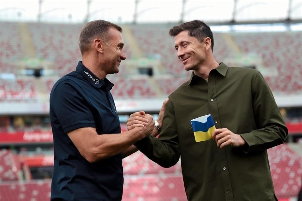 Andriy Shevchenko le entregó el brazalete especial a Robert Lewandowski.