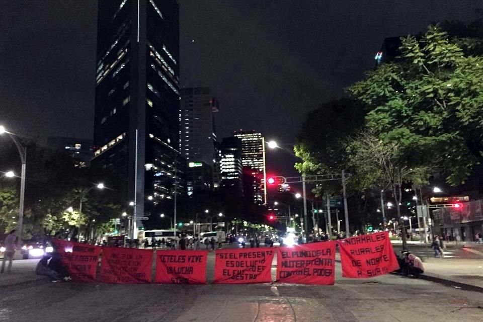 Los normalistas sumaron a sus peticiones dar justicia a compañeros de Ayotzinapa desaparecidos en 2014.