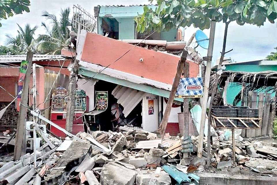 El sismo registrado el pasado lunes de magnitud 7.7 dejó severos daños en 6 mil casas e inmuebles en Michoacán, Colima, Jalisco y la Ciudad de México.