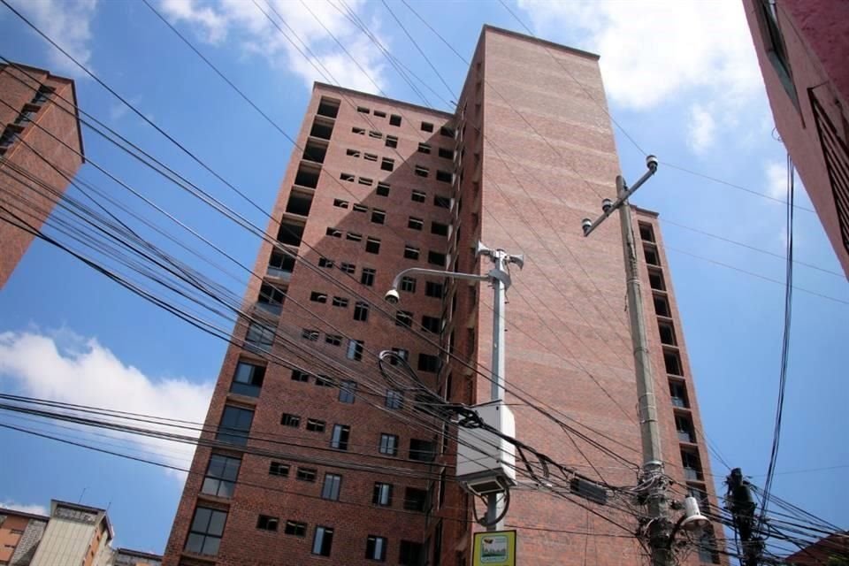 Tras cinco años, el Centauro, edificio gemelo del Osa Mayor, aún no se ha concluido y sus habitantes continúan desplazados. Otros edificios, como el Aries y el Tauro presentan problemas de inclinación en ambas construcciones.