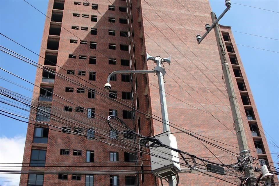 Mientras el edificio Osa Mayor de la Unidad Morelos fue reconstruido, las otras edificaciones de la unidad siguen inclinándose.