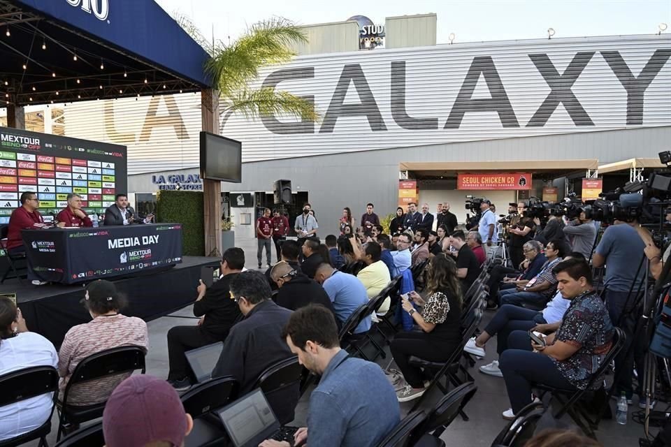 Gerardo Martino respondió a los periodistas en la explanada del estadio del LA Galaxy.