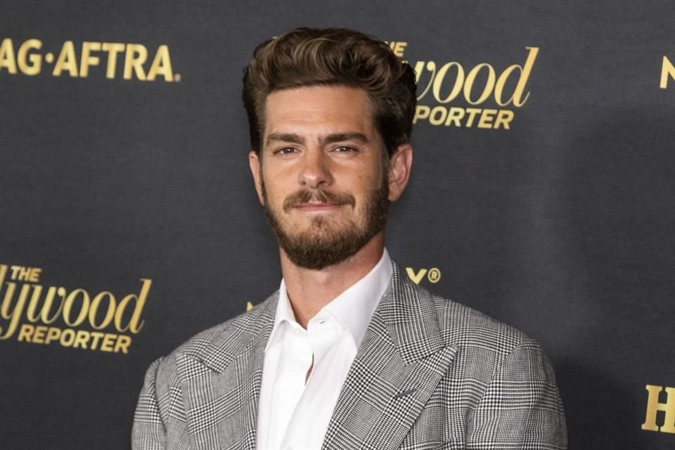 Andrew Garfield, el actor que intepretó a 'Spider-Man' fue fotografiado en Puerto Vallarta con una tabla de surf.