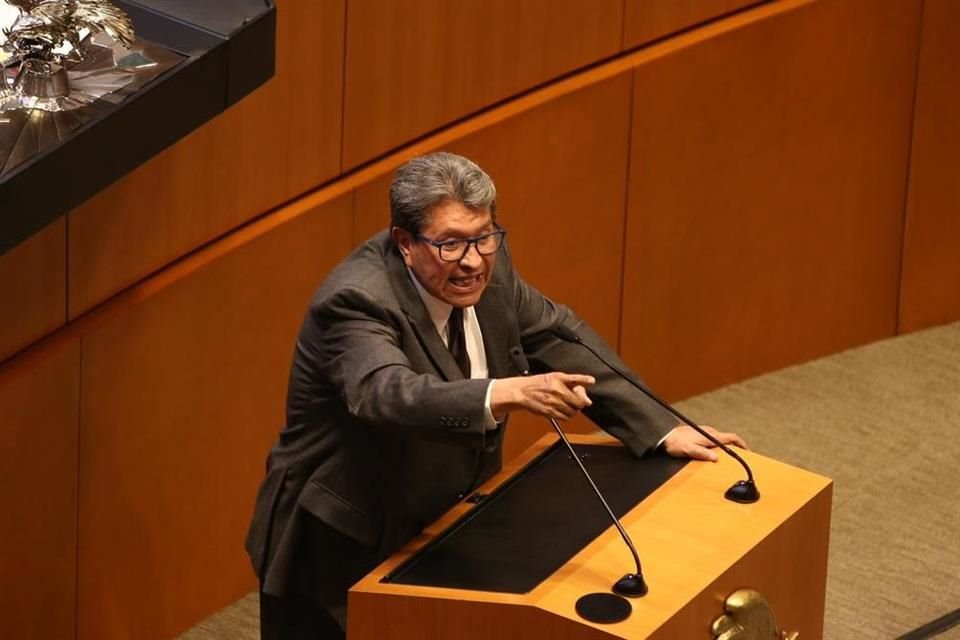 El senador, Ricardo Monreal, jefe de la bancada de Morena, pidió a Mesa Directiva aplazar dos sesiones la aprobación de dictamen que ampliaría vacaciones de 6 a 12 días a partir del primer año.