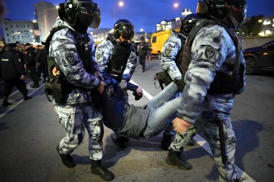 Un manifestantes es cargado por policías en Moscú durante una protesta antibélica.