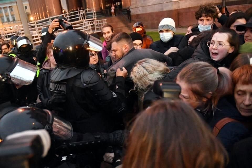 Policías y manifestantes se enfrentan en San Petersburgo durante protestas contra la movilización militar.