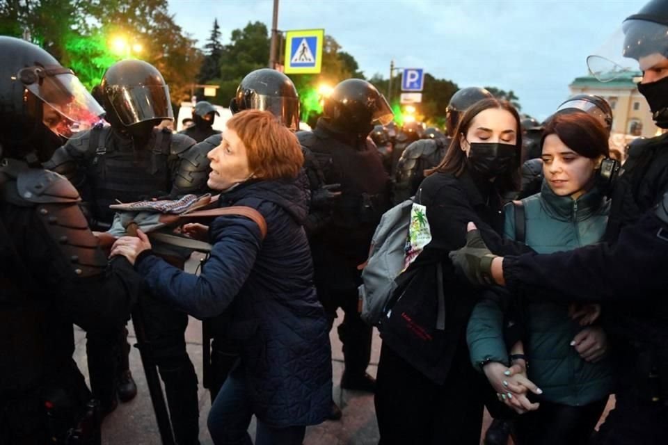 Policías en San Petersburgo detienen a un grupo de mujeres que protestaban contra la movilización militar.