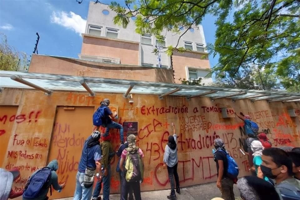 Decenas de estudiantes, algunos encapuchados, lanzaron consigas afuera de la Embajada de Israel.