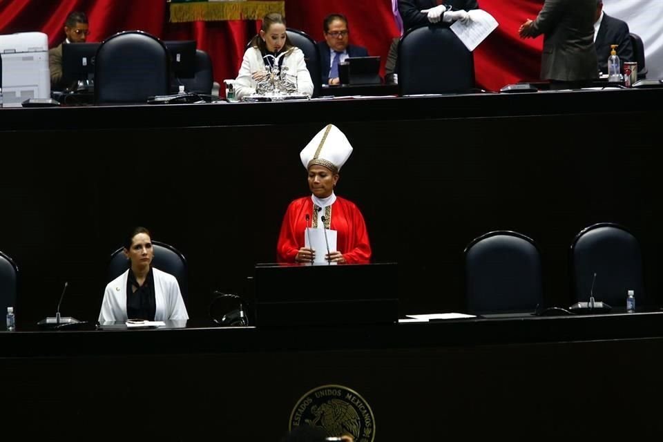 La diputada hizo alusiones al Obispo de Aguascalientes y sus críticas a la comunidad.