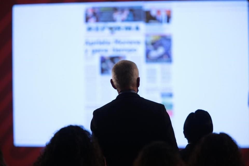 La portada de REFORMA fue proyectada en conferencia.