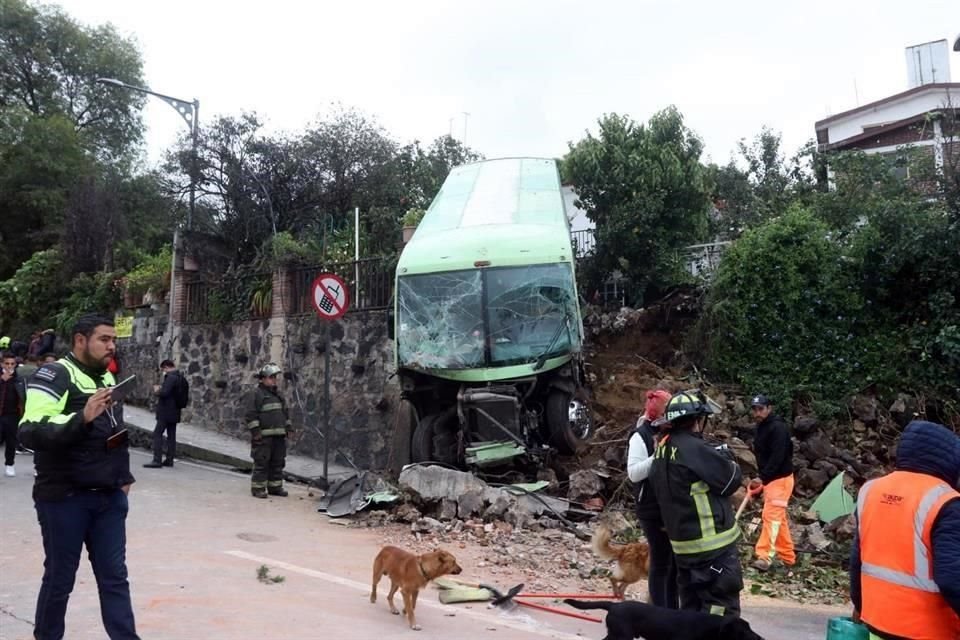 Una unidad de transporte público se quedó sin frenos sobre la Carretera México-Cuernavaca dejando 35 lesionados, de acuerdo con el C5.