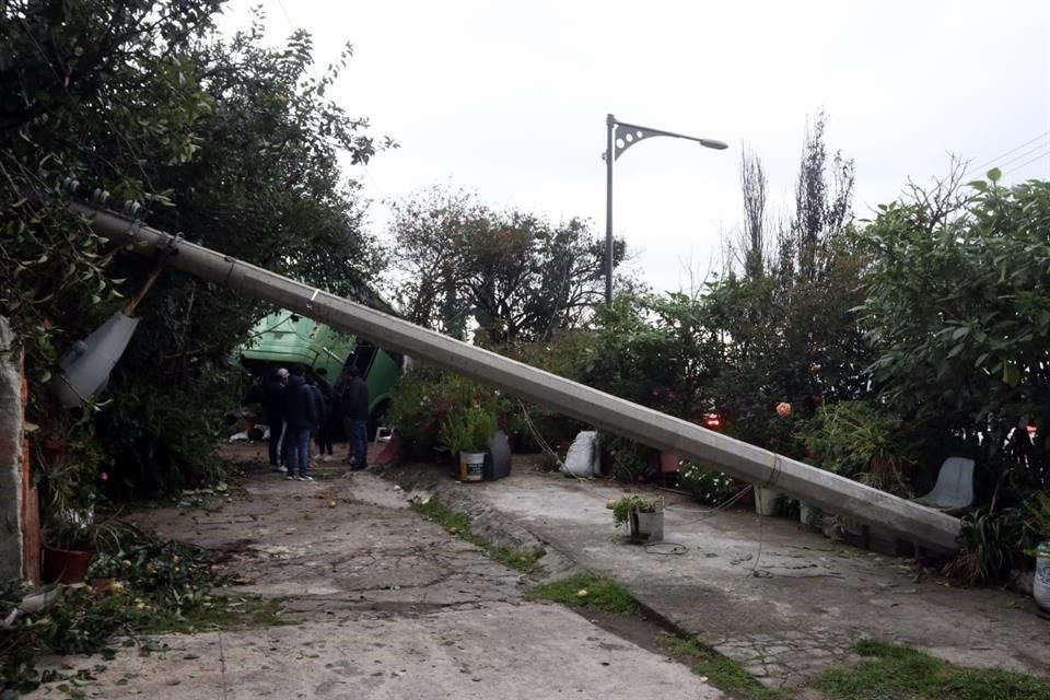 En el sitio continúan los trabajos de servicios de emergencia para retirar el vehículo y retirar los escombros.