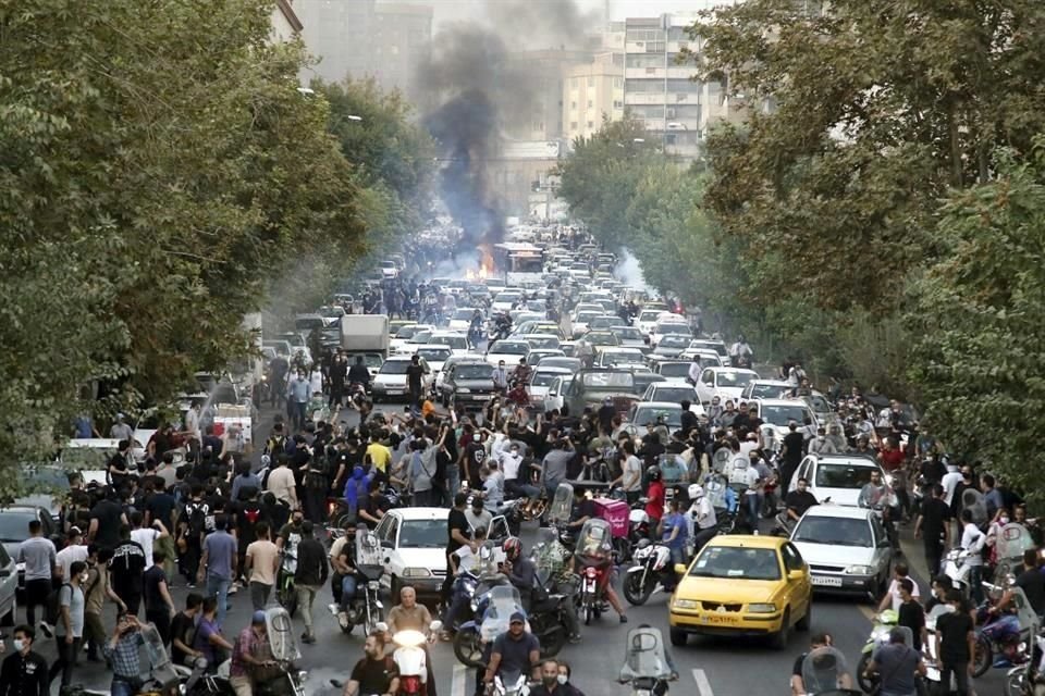 Manifestantes en Teherán gritan cánticos por la muerte de una joven a manos de la Policía de la moralidad.