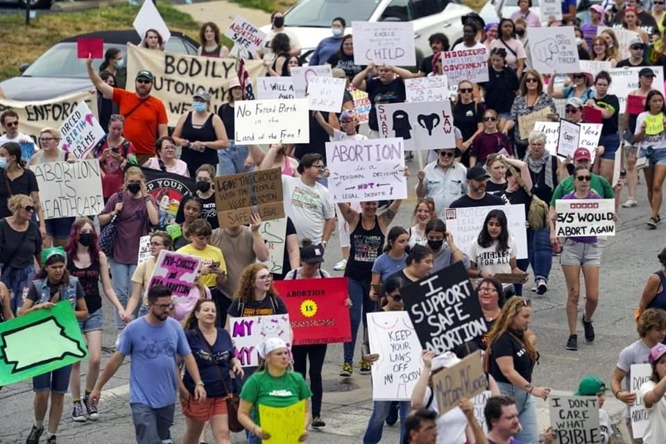 Mujeres y algunos hombres protestan en Indiana a favor de los derechos reproductivos, en julio pasado.