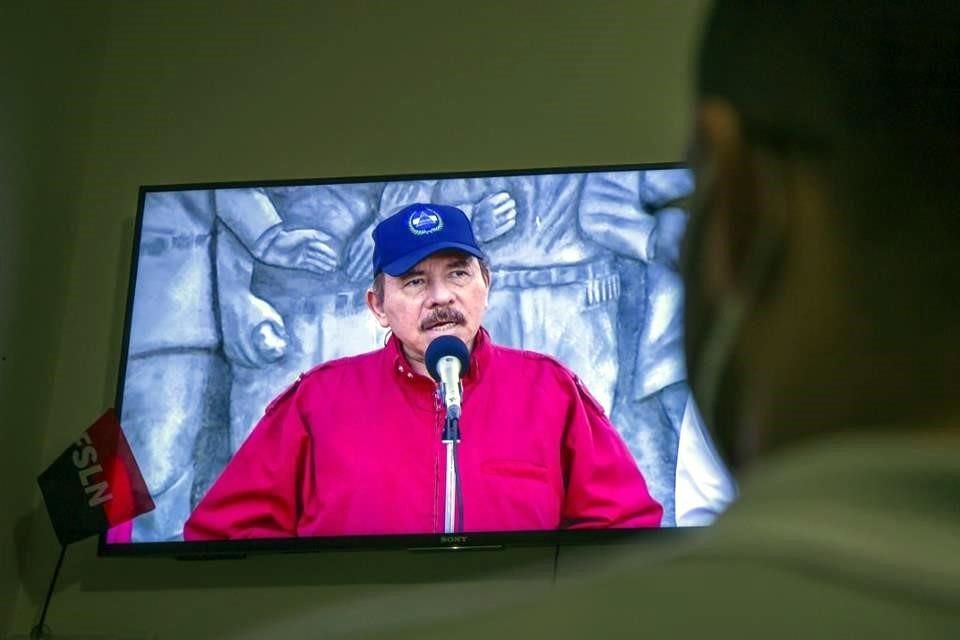 Un hombre ve en televisión al Presidente de Nicaragua, Daniel Ortega.