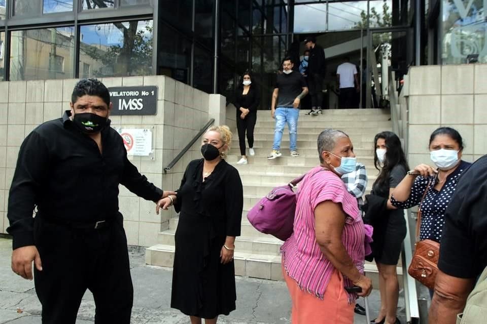 Alba Teresa, la mujer que falleció al caer de las escaleras durante el sismo de esta madrugada, es velada en la Colonia Doctores.