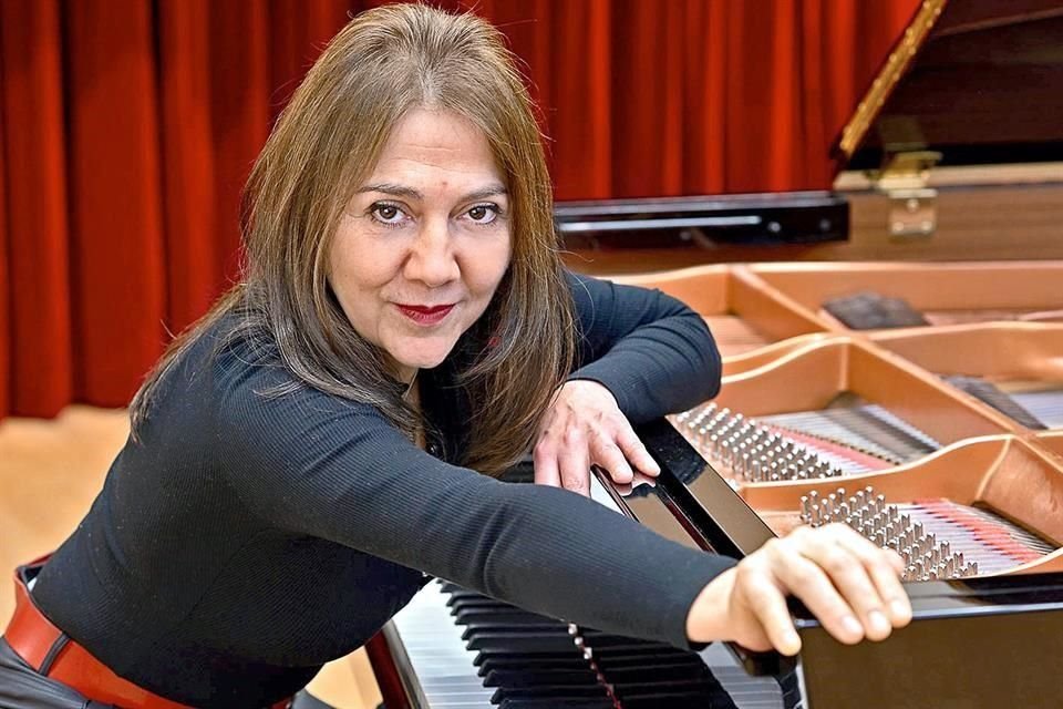 Convergen dos ejes en la carrera de la pianista chilena María Paz Santibáñez: la creación contemporánea y el respeto a los derechos humanos.