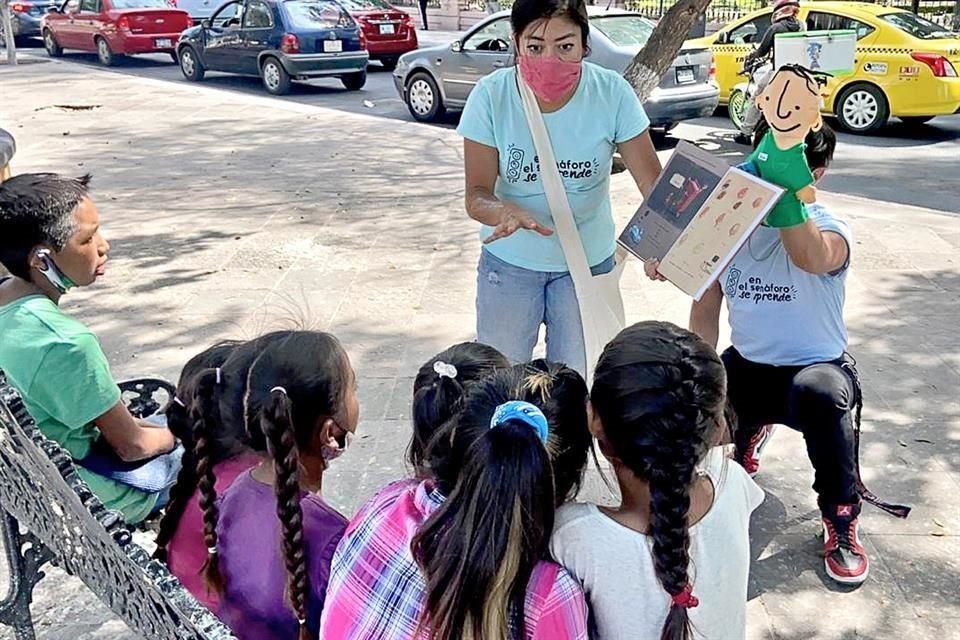 La maestra Jemima promovió la iniciativa 'En el semáforo se aprende' y hoy impulsa una escuela para niños vulnerables.