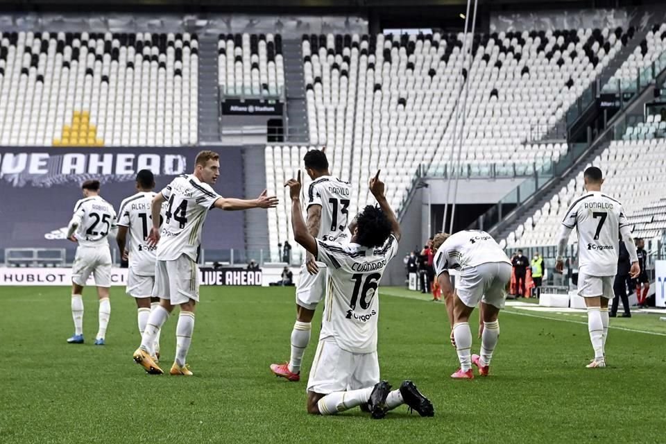 Con doblete de Cuadrado, el segundo gol al 88', los de Turín vencieron al campeón.