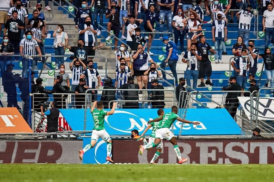 La afición apoyó durante el partido, pero al final decayó su animo con el gol de Santos.