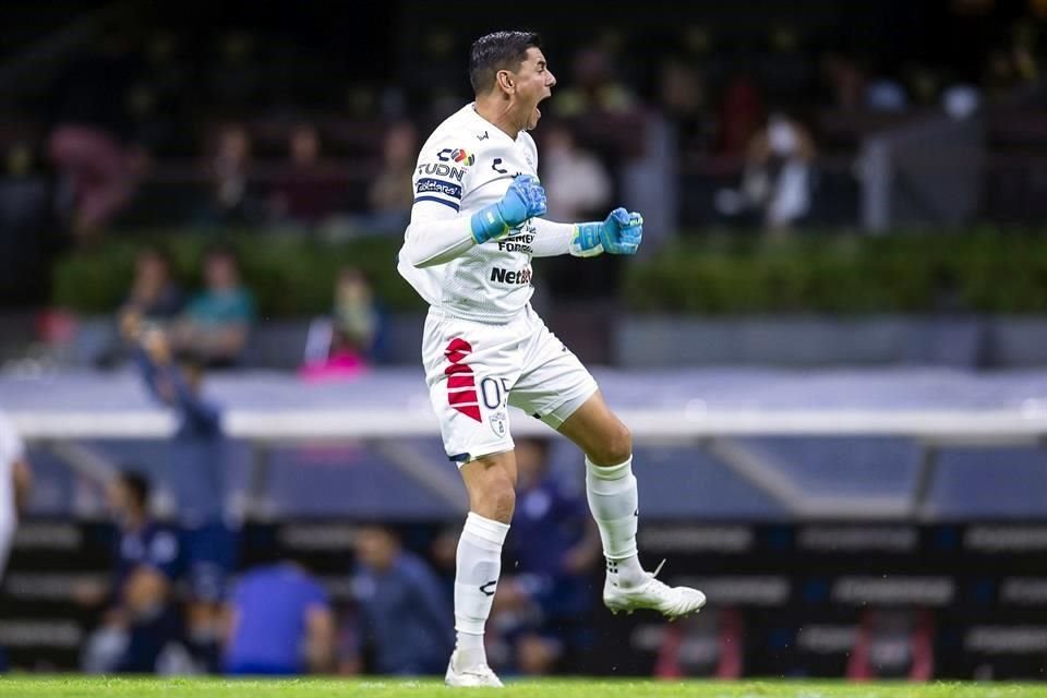 Ustari festejó con coraje el primer gol de los Tuzos.