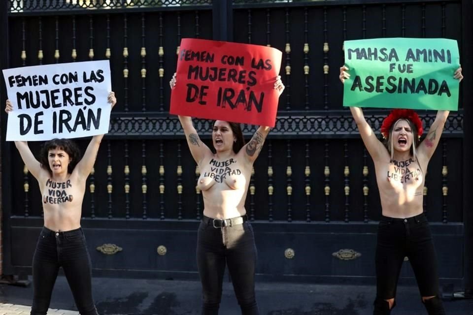 Integrantes del grupo activista feminista Femen protestan en apoyo a las mujeres de Irán afuera de la Embajada iraní en Madrid, España.