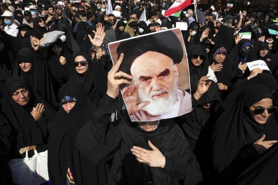 Mujeres se manifiestan a favor del Gobierno con un cartel con el rostro del líder supremo de Irán, el Ayatolá Alí Jamenei.