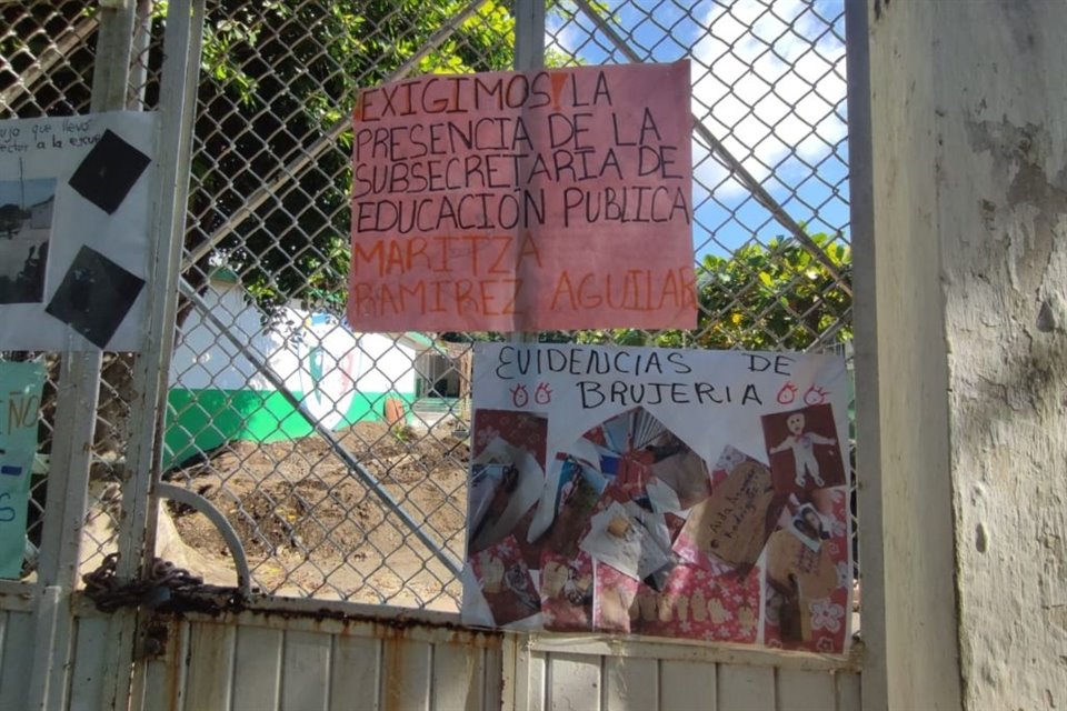 Padres de familia de una primaria de Catemaco, Veracruz, pidieron la renuncia del director tras hallar objetos de supuesto vudú en plantel.