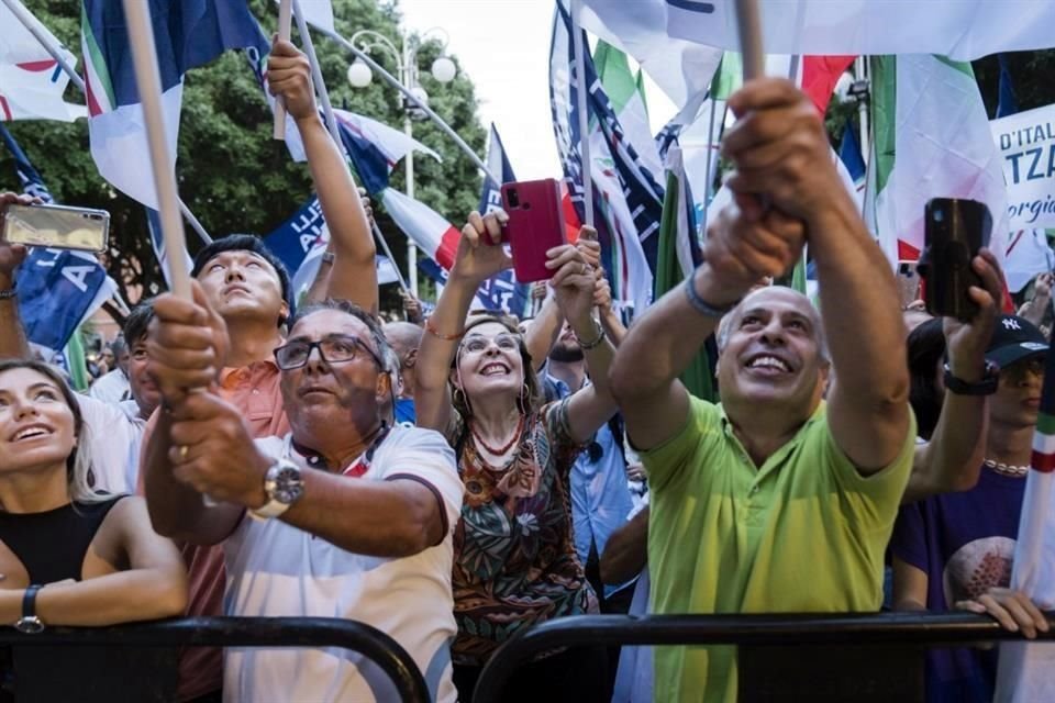 Simpatizantes de Georgia Meloni y del partido de extrema derecha Hermanos de Italia en una evento de campaña en Caligari, Italia