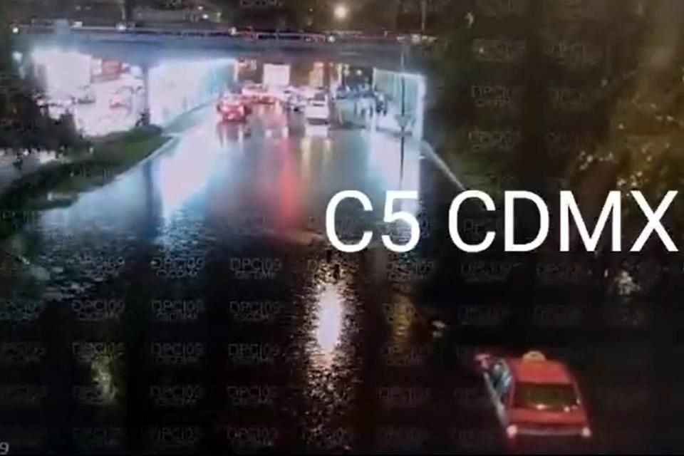 Autoridades activaron alerta roja por lluvias intensas al sur de la CDMX, y un vehículo quedó atrapado en Viaducto Tlalpan y Periférico.