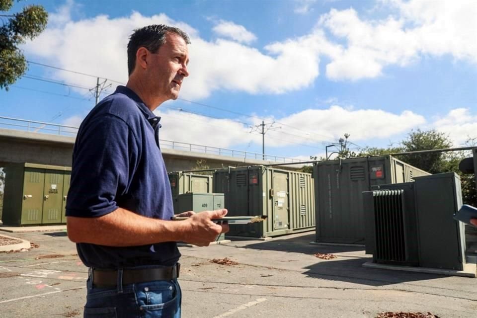 Mike Ferry, del Centro de Investigación Energética de la Universidad de California en San Diego, muestra un banco de baterías de iones de litio.